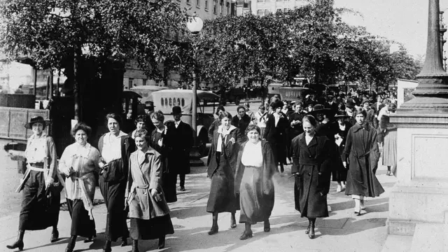 প্রথম বিশ্বযুদ্ধের সময় যুদ্ধ অধিদপ্তরে কাজ করা নারীরা রাতে এবং দিনে ১৫ মিনিট করে বাইরে হাঁটতে যেতো। এটি ফ্লু'কে দূরে রাখতে পারে বলে বলা হতো