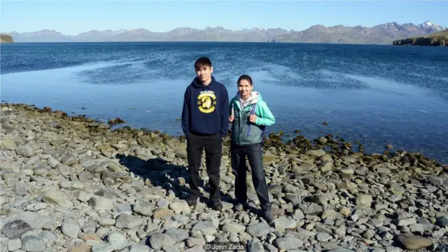 今天大约有5000人以乌纳拉斯卡岛为家，包括渔民和当地的乌南加人