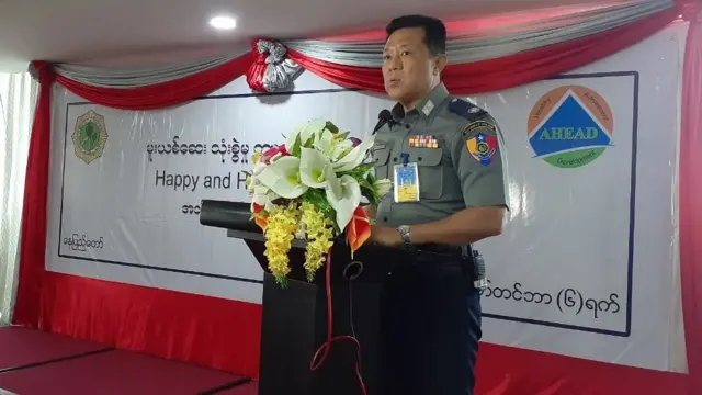 မြန်မာနိုင်ငံ မူးယစ်ဆေးဝါးတားဆီးနှိမ်နင်းရေးရဲတပ်ဖွဲ့မှူး ရဲမှူးချုပ်ဝင်းနိုင် ပညာပေးဟောပြောစဉ်