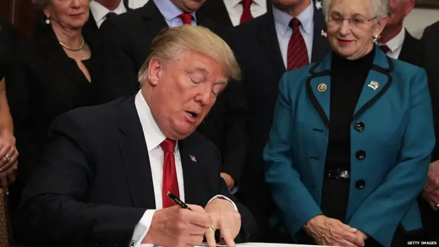 डोनल्ड ट्रंप