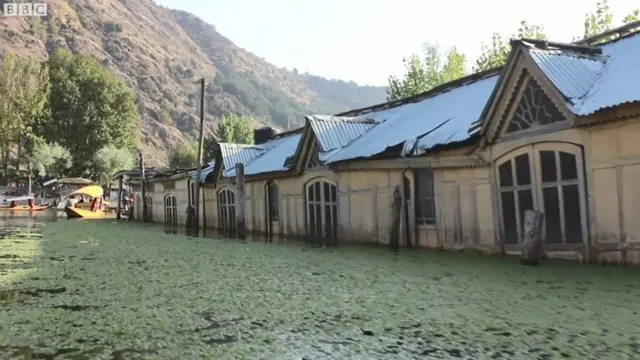 దాల్ సరస్సులో హైస్ బోట్లు