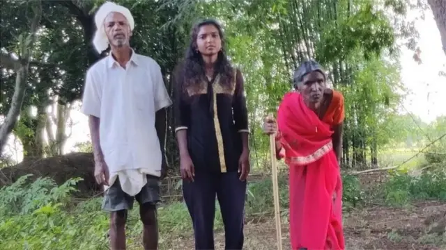 తల్లిదండ్రులతో మంజు ఒరాన్