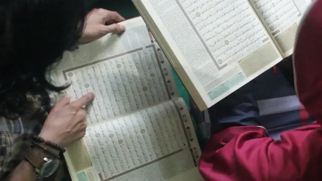 Santri di pondok pesantren waria Al-Fatah Yogyakarta belajar mengaji.