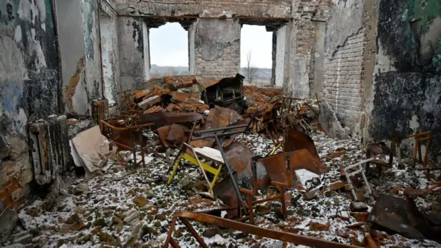 Intebe n'imeza zasenyaguwe ni zo ziboneka mu cahoze ari ishure mu kigwati ca Tsupivka, Kharkiv