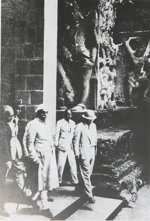 डॉ. आंबेडकर आणि तत्कालीन राष्ट्रपती राजेंद्र प्रसाद यांच्यासोबत वेरुळची लेणी पाहताना