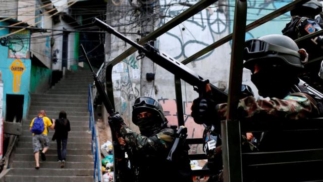 Militares policiando a Rocinha