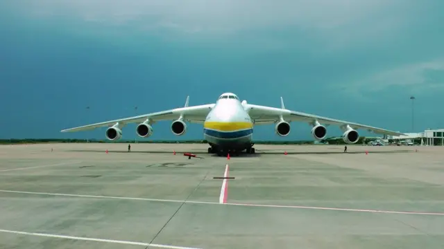 ලොව විශාලතම ගුවන් යානය මත්තලට