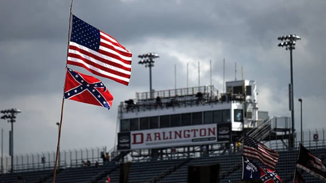پرچم آمریکا به همراه پرچم کنفدراسیون در مسابقات نسکار