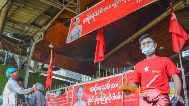 အစိုးရအသစ်ကိုထောက်ခံကြောင်းပိုစတာချိတ်ဆွဲသူတစ်ဦး