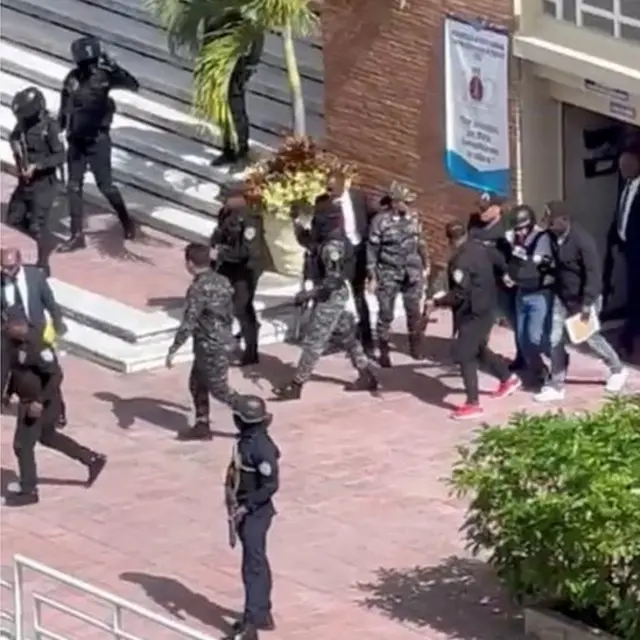 Policías custodian a un detenido