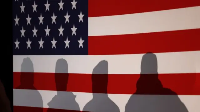 支持者聆听共和党总统候选人罗恩·德桑蒂斯在康瑟尔布拉夫斯的讲话