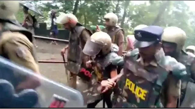 పోలీసుల పహారాలో మహిళా భక్తులు