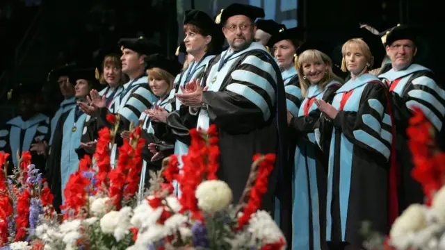 ثمة تناقض صارخ بين الطريقة التي تُعرَّف بها النساء الحاصلات على درجة الدكتوراه، مقارنة بتلك التي تُستخدم مع نظرائهن من الرجال