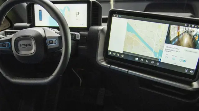 اکثر بخش‌های ماشین از طریق یک نمایشگر بزرگ و با فرمان‌های صوتی کنترل می‌شود