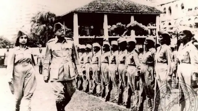 আই এন এ বা আজাদ হিন্দ ফৌজের প্যারেডে সুভাষ চন্দ্র বোস