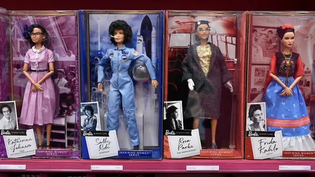 Barbie, farklı mesleklere sahip, farklı saç ve ten rengine sahip modeller üretmeye başladı.