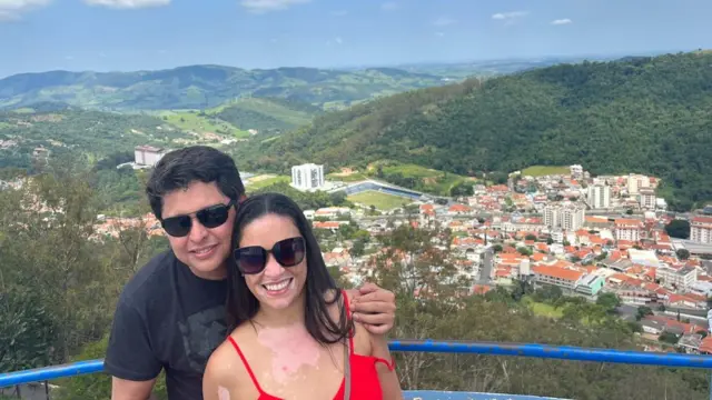 Maika Celivbet casinofoto ao lado do marido durante viagem