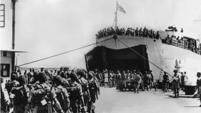 قوات الانتداب البريطاني تغادر من ميناء حيفا