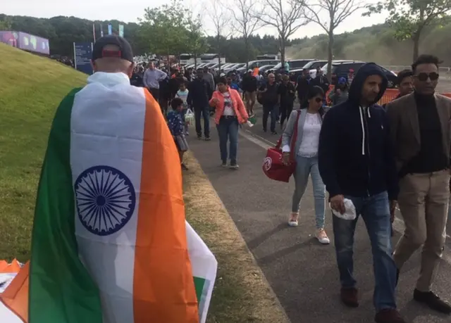 అభిమానుల సందోహం