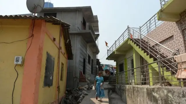 ఇంటి గోడ మీద ఉన్న కరెంటు మీటరు