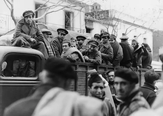 Combatientes leales a Franco en un camión en 1937.