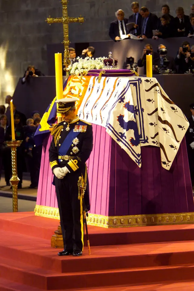 Rei Charles 3º em vigília ao lado do caixão da rainha-mãe, sua avó, durante funeral no Salão de Westminster em 8 de abril de 2002