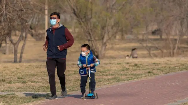 رجل وطفله يتنزهان