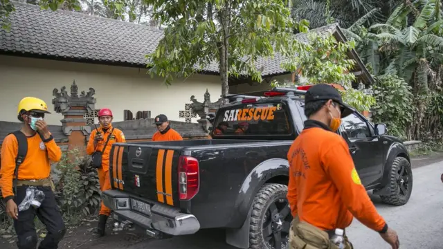 Petugas SAR Gunung Agung.