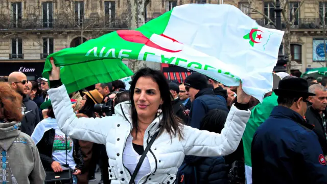 Depuis un mois, manifester le dimanche Place de la République à Paris est devenu une obligation pour de nombreux algériens.