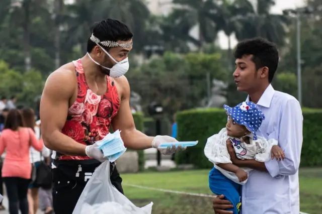 ရန်ကုန်မှာ Mask တွေ ဝေငှ