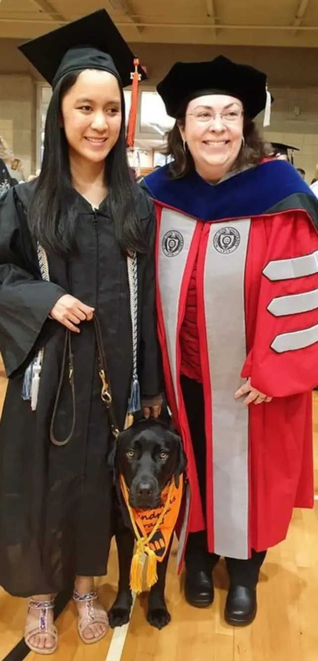 ทรายกับลูเต้อร์ในวันรับปริญญาที่ Hendrix College