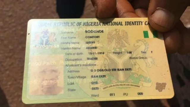 Aworan kaadi idanimọ ti oludibo kan mu wa si aaye idibo nipinlẹ Osun lati wa fi dibo