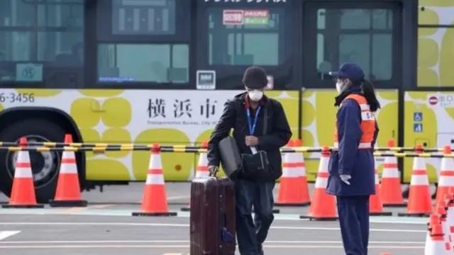 Ku ikubitiro, abagenzi babanje gushyirwa mu kato mu gice cy'imbere cy'ubwato