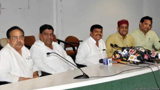 शिवपाल संवाददाता सम्मेलन में