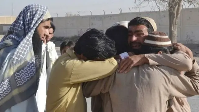 در جریان حمله افراد مسلح و سه بمبگذار انتحاری به آموزشگاه پلیس حداقل ۵۹ دانش آموز پلیس و نگهبان کشته شدند.