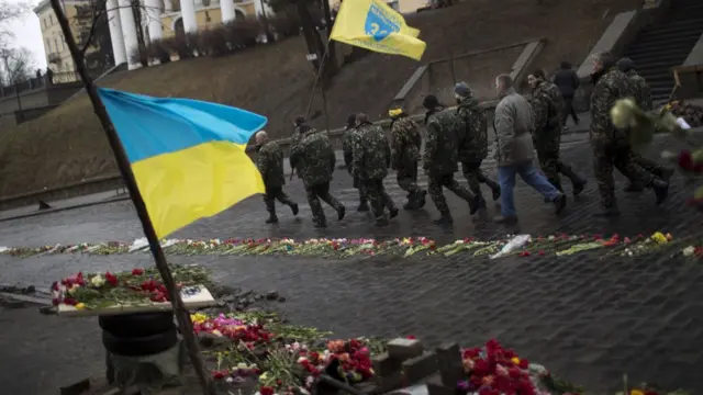 Активісти Майдану йдуть вул.Інститутською, всипаною квітами