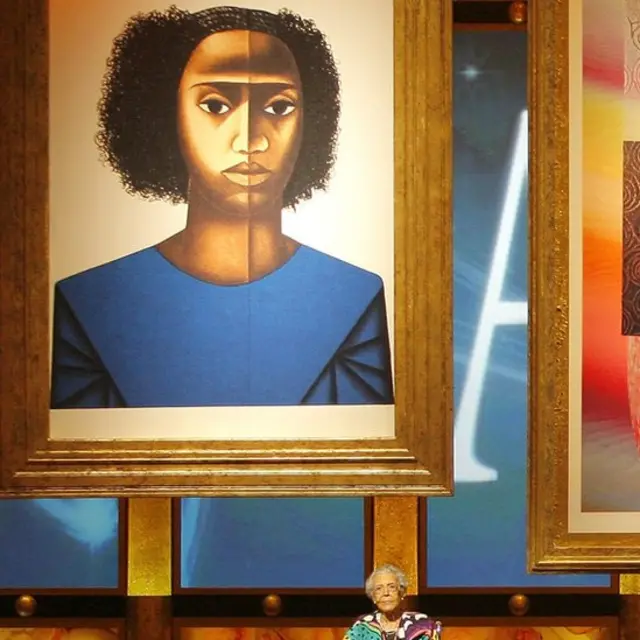 Elizabeth Catlett di depan lukisannya, Keisha M, saat penganugerahan Image Awrads Key of Life Award, tahun 2009