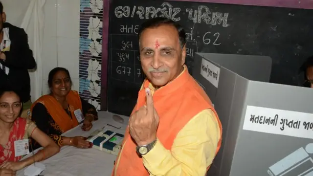 મુખ્યમંત્રી નો ‘મત’ : ગુજરાતના મુખ્યમંત્રી વિજય રૂપાણીએ રાજકોટ પશ્ચિમ વિધાનસભા બેઠક માટે મતદાન કર્યું