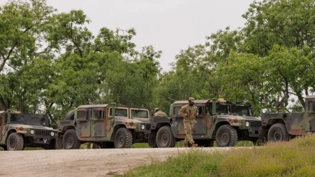 Miembros de la Guardia Nacional de Texas controlan el muro fronterizo en Brownsville.