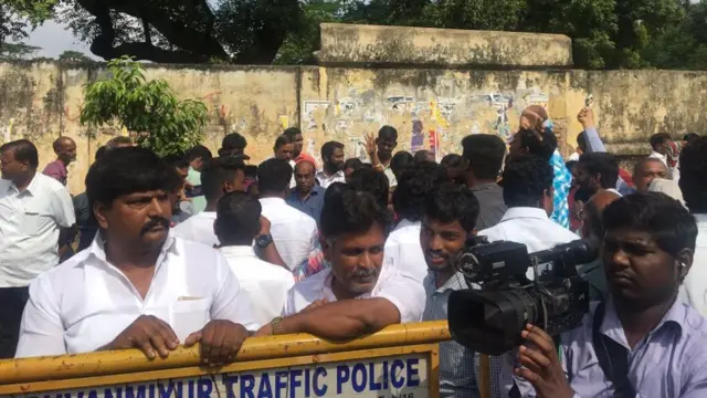 தினகரன் ஆதரவாளர்கள் கொண்டாட்டம்(புகைப்படடத் தொகுப்பு)