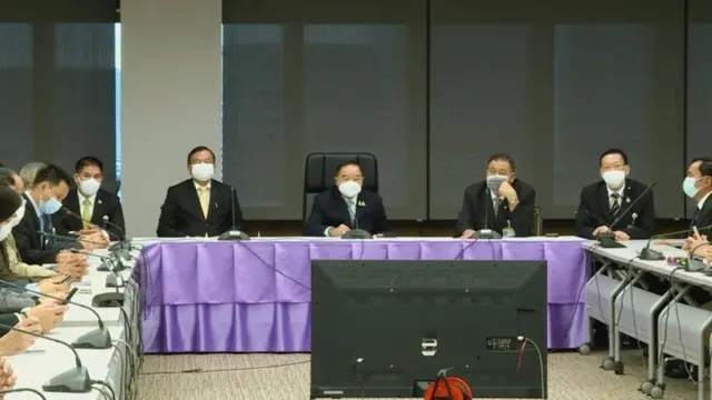 พล.อ. ประวิตร วงษ์สุวรรณ เป็นประธานประชุมพรรค 15 ก.ย. โดยมี พล.อ. วิชญ์ เทพหัสดิน ณ อยุธยา นั่งประกบอยู่ด้วย