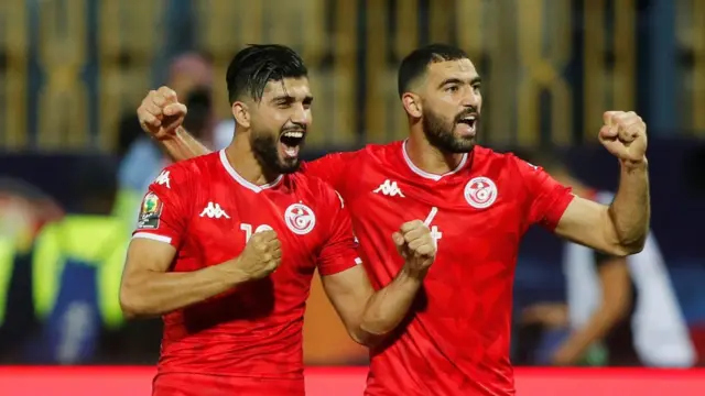 ساسي يحتفل مع زملائه