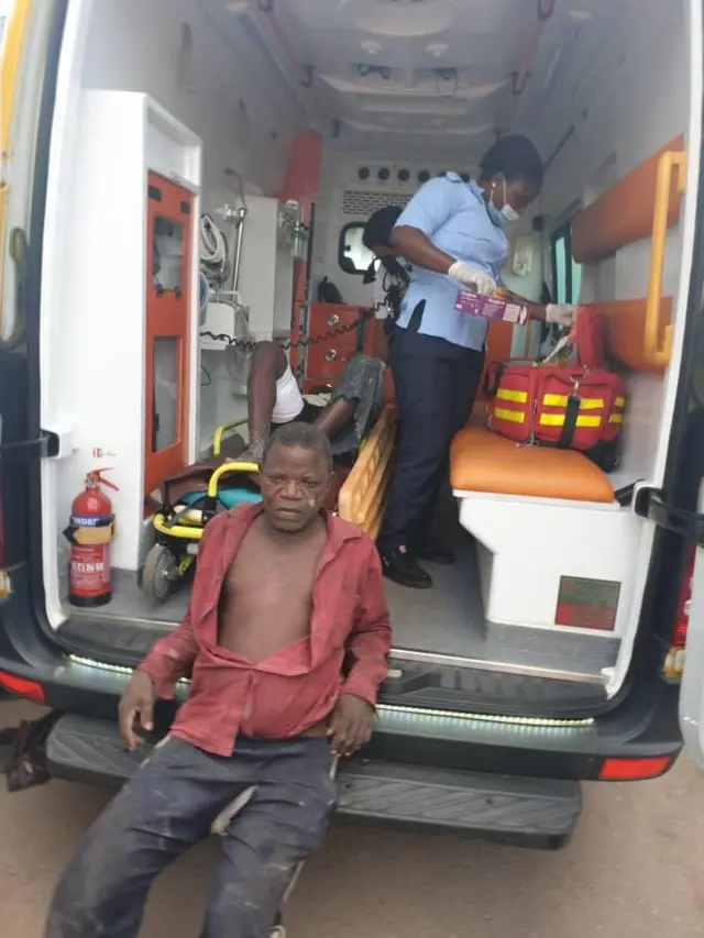 Oṣiṣẹ ilera ati ẹnikan to farapa