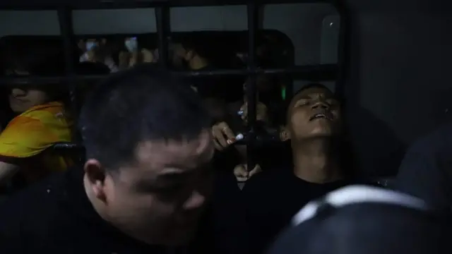 ไมค์เริ่มหมดสติ ขณะอยู่ในรถควบคุมผู้ต้องหาคันเดียวกับเพนกวิน