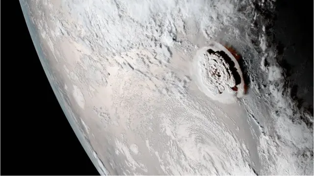 శాటిలైట్ కెమెరాలకు చిక్కిన టోంగా అగ్నిపర్వతం పేలుడు