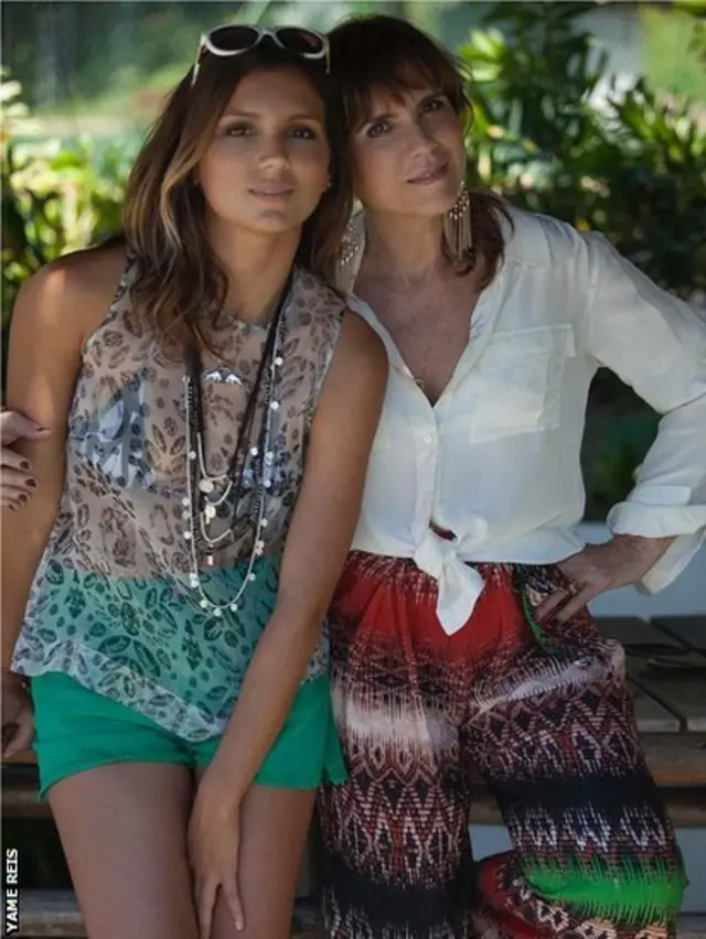 Maya Gabeira y su madre.