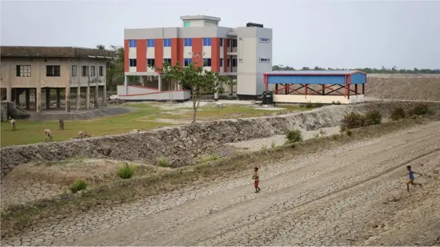 La plupart des abris contre les cyclones au Bangladesh sont également utilisés comme écoles ou centres communautaires. Celui-ci dans le village de Chila se double d'une école.