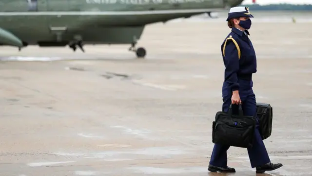 Америка президентинин жардамчысы өзөктүк ракетаны активдештире турган куту менен