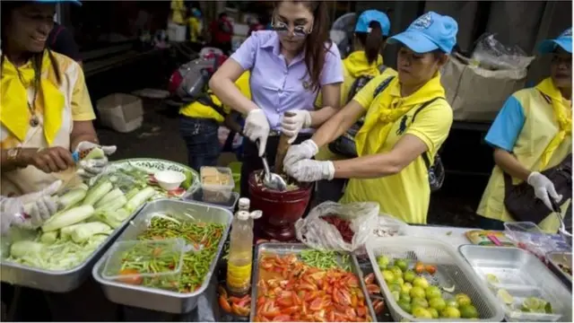 উদ্ধার অভিযান চলার সময় ওই এলাকায় খাবার সরবরাহ করতে কাজ করছে অনেক স্বেচ্ছাসেবক দল।