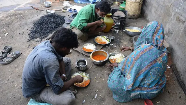 ભોજન કરતા વ્યક્તિઓની તસવીર